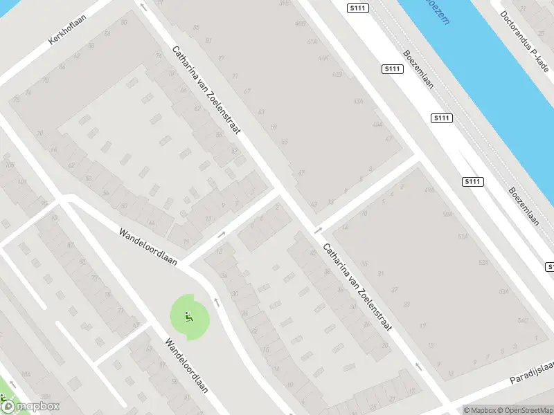 Ambulance met grote spoed naar de Wandeloorddwarsstraat in Rotterdam
