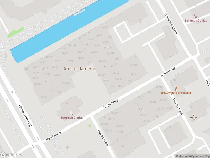 Ambulance met grote spoed naar de Hogehilweg in Amsterdam