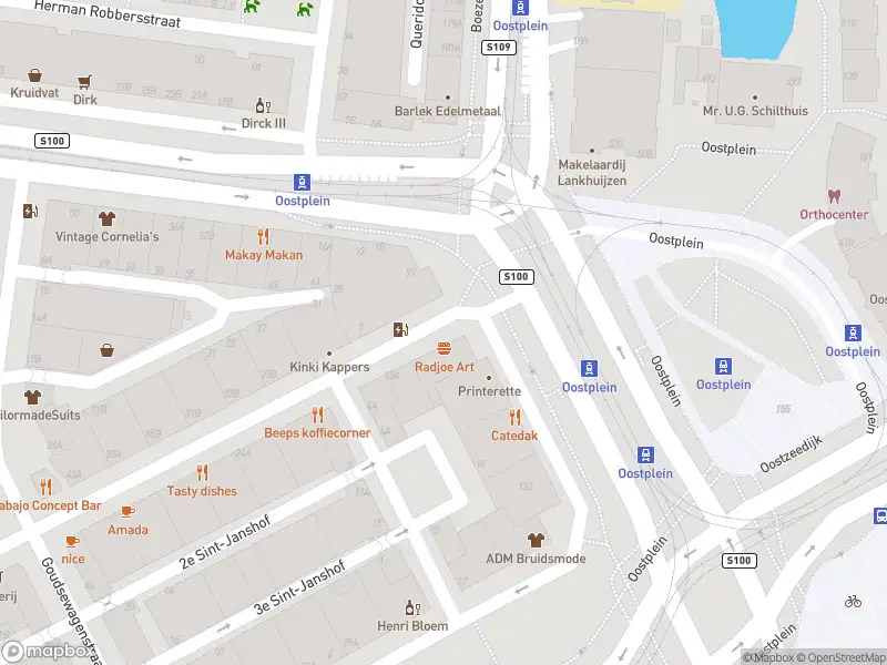 Ambulance met grote spoed naar de Oostplein in Rotterdam