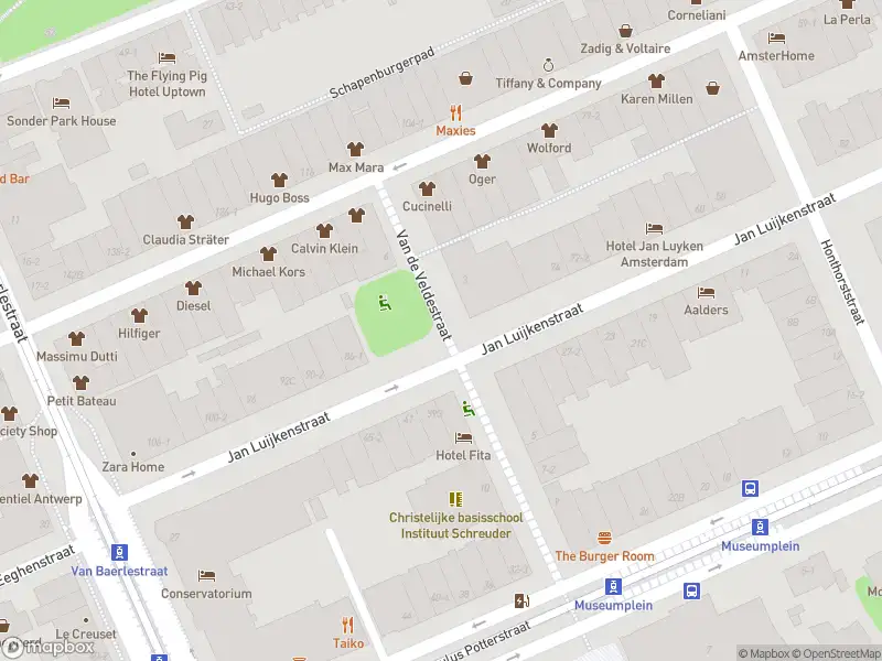 Ambulance met grote spoed naar de Van de Veldestraat in Amsterdam