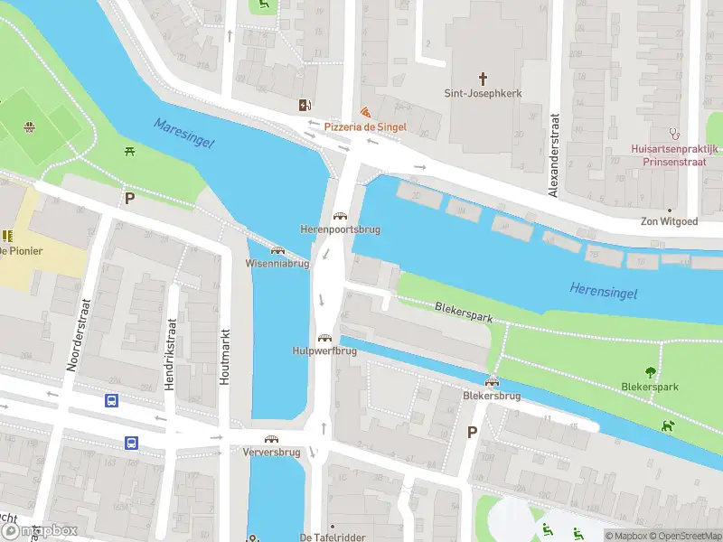 Ambulance met gepaste spoed naar de Oude Herengracht in Leiden