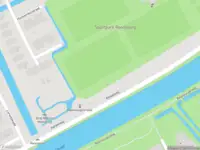 Brandweer met grote spoed naar de Hoge Rijndijk in Leiden