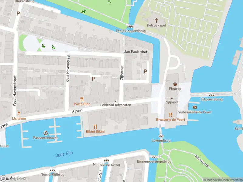 Brandweer met gepaste spoed naar de Zijlstraat in Leiden