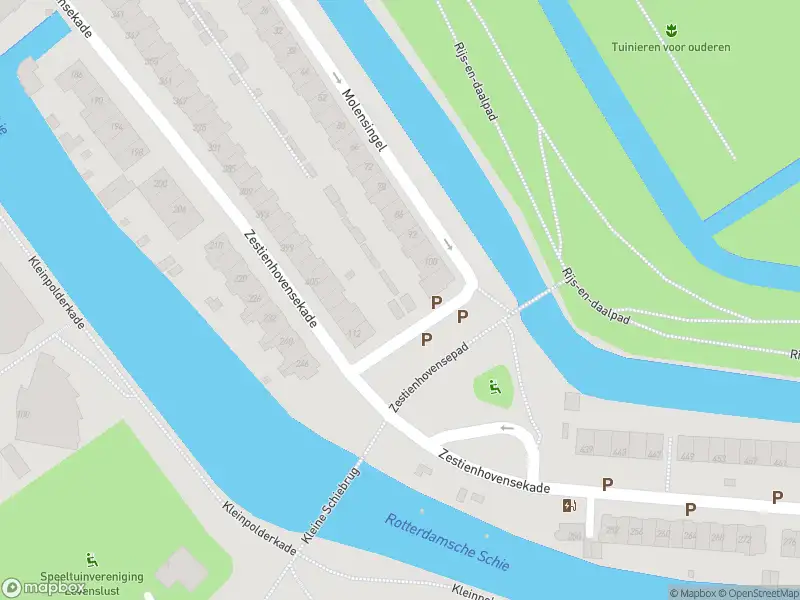 Ambulance met grote spoed naar de Zestienhovensekade in Rotterdam