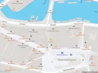 Ambulance met gepaste spoed naar de Halvemaansteeg in Amsterdam