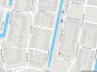 Ambulance met grote spoed naar de Rhijnauwensingel in Rotterdam