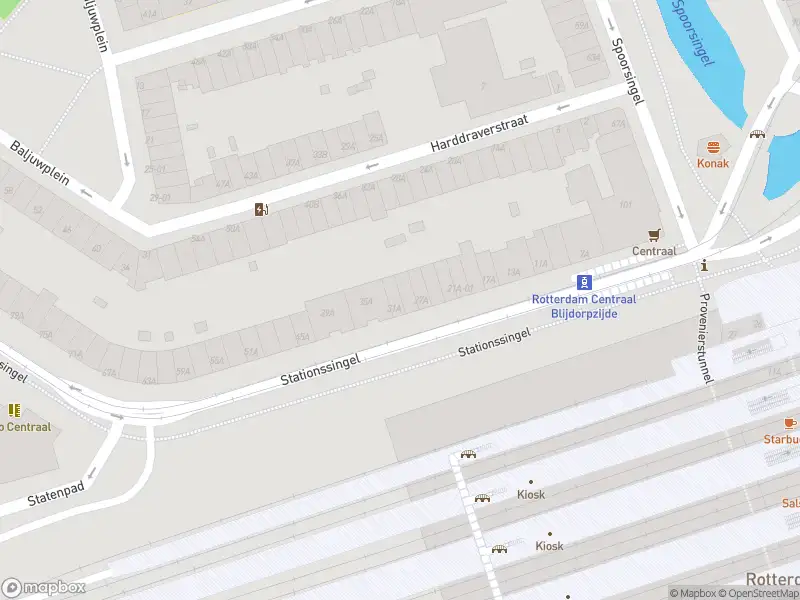 Ambulance met grote spoed naar de Stationssingel in Rotterdam