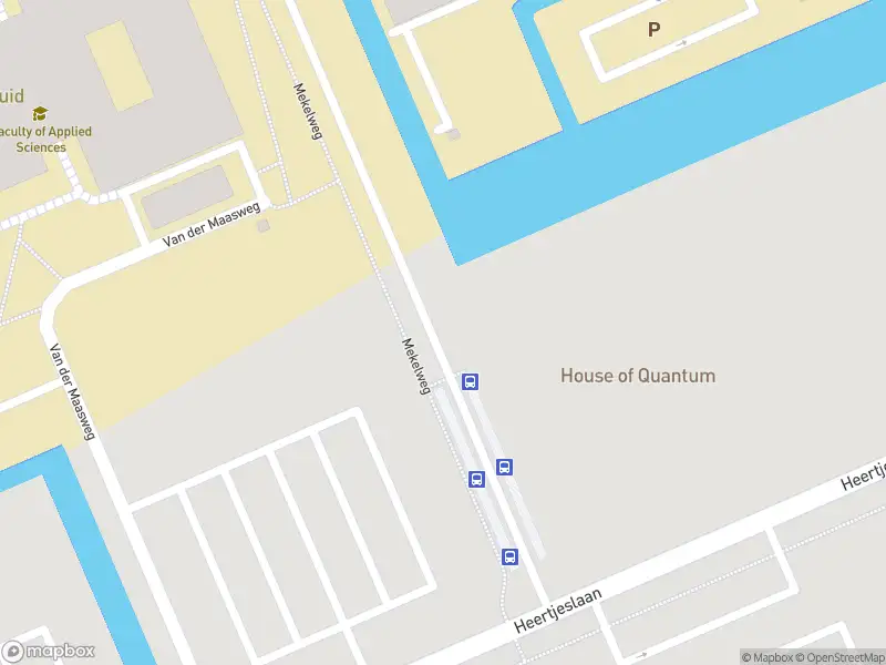Ambulance met grote spoed naar de Kluyverweg in Delft