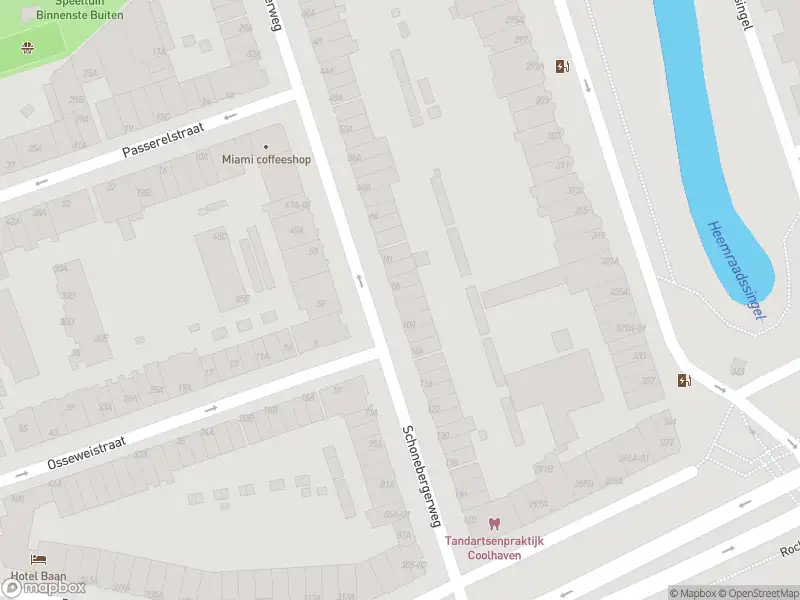 Ambulance met grote spoed naar de Schonebergerweg in Rotterdam