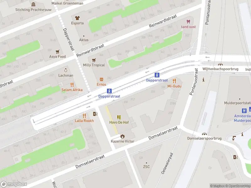 Ambulance met grote spoed naar de Dapperstraat in Amsterdam