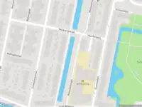 Ambulance met grote spoed naar de Molecatensingel in Rotterdam