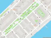 Ambulance met grote spoed naar de Prins Hendrikkade in Rotterdam