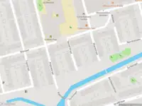Ambulance met grote spoed naar de Nasserstraat in Delft